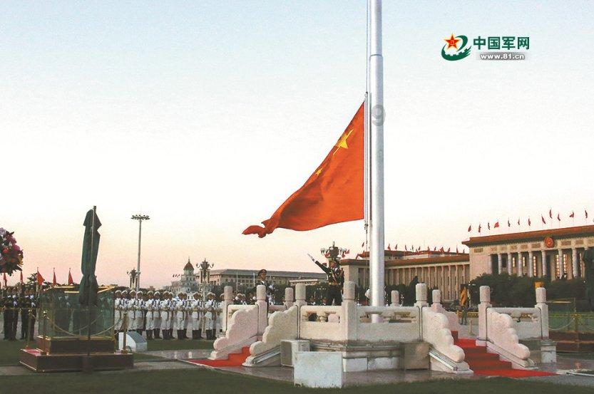 老人脚卡摩托车后轮 躺在地上无法动弹 消防员拆卸车辆救援